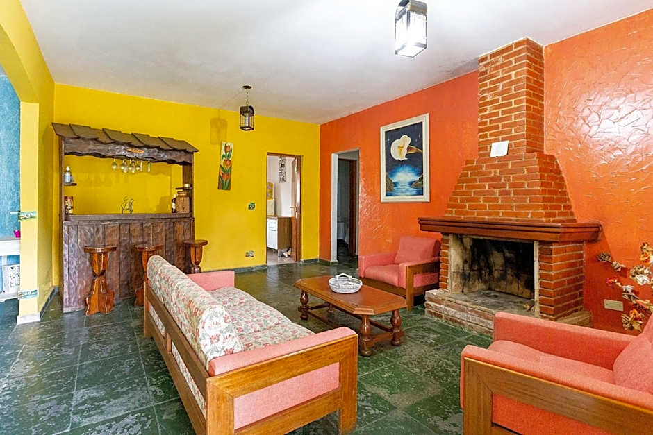 Piscina, jardim, área gourmet e vista arborizada