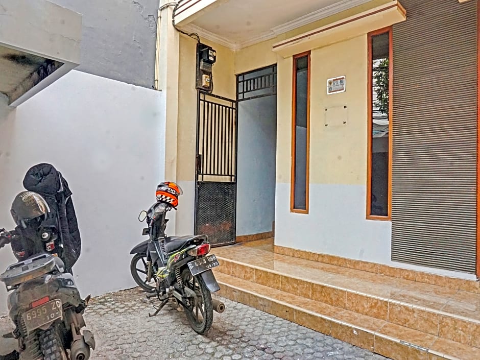 Super OYO 91535 J&b Rooms Tomang