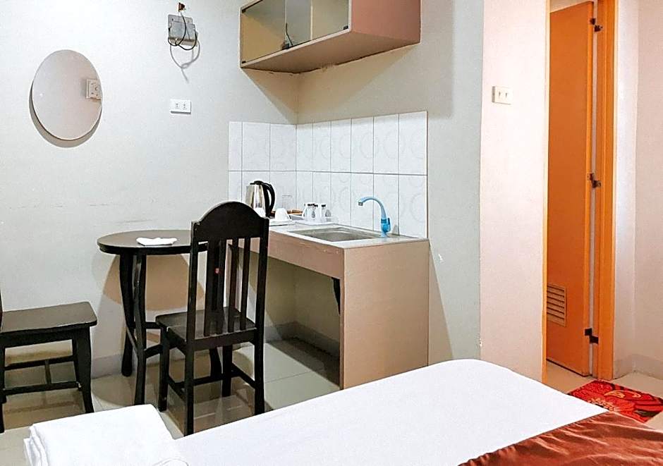 RedDoorz Segra Square Pension House