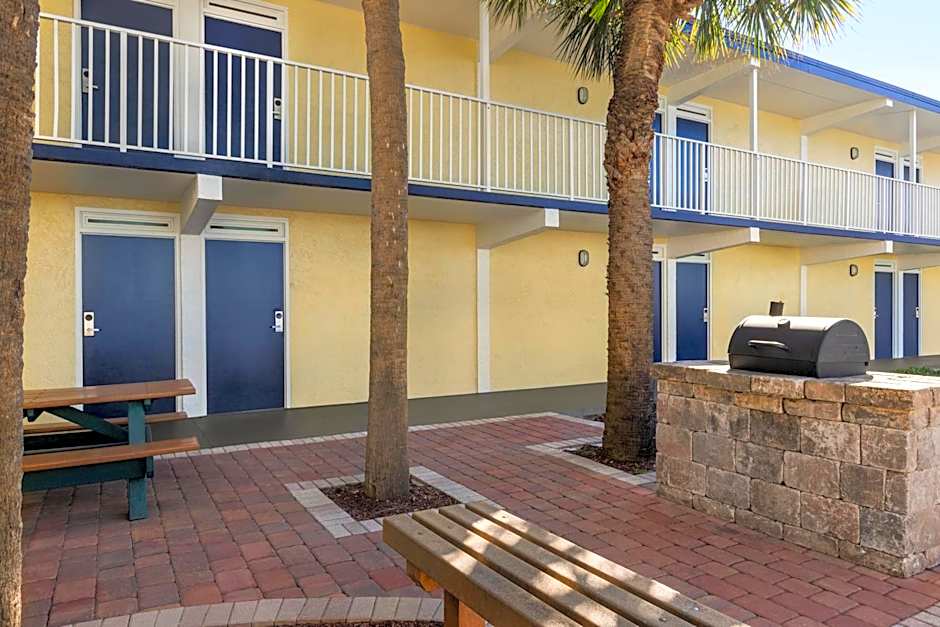 Days Inn by Wyndham Cocoa Beach Port Canaveral