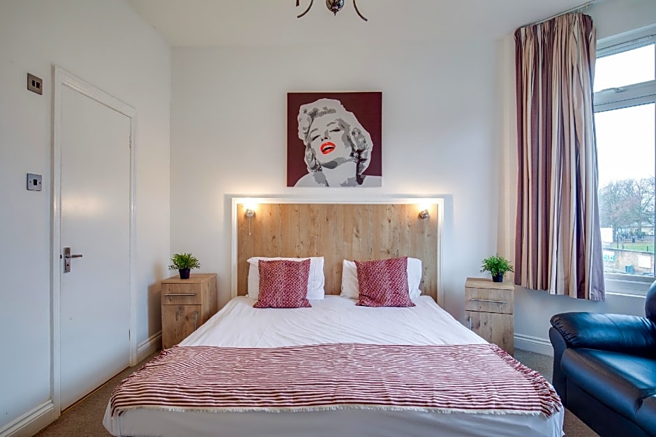 OYO TamTam Acton Hotel