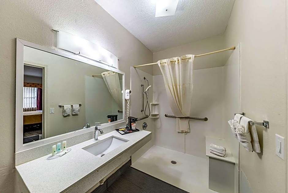 Quality Inn & Suites Canton