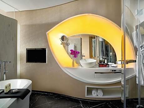 Luxury King Room with Lake View and Club Access