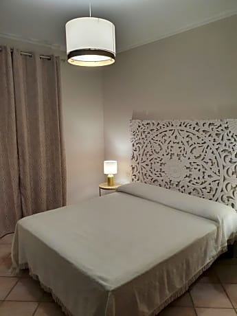 1 Queen Bed, Garden View