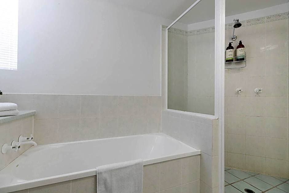 Surfside Buddina Beachfront 3bed Apt - Direct Beach Access