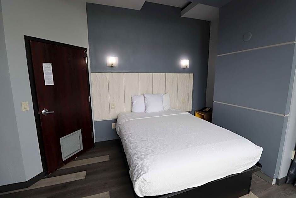 Days Inn & Suites by Wyndham Milwaukee