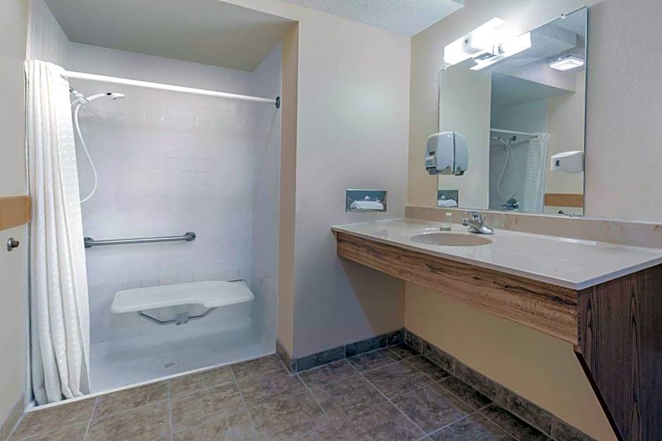 Super 8 by Wyndham Higginsville