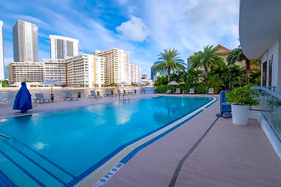 Spectacular View wBalcony Pool