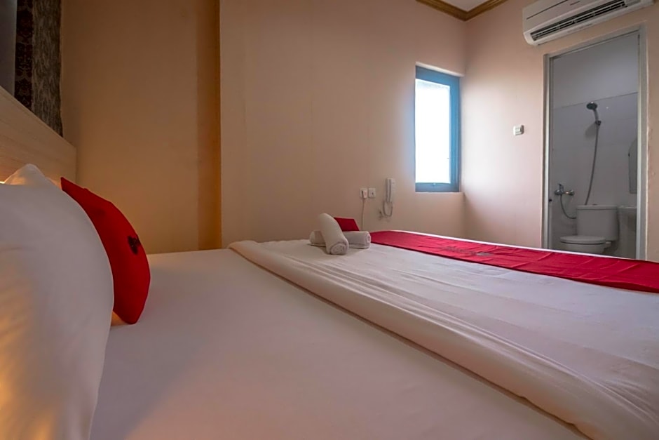 RedDoorz near RS Husada