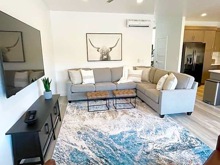 New Family-Friendly Townhome w/ Pool & Hot Tub