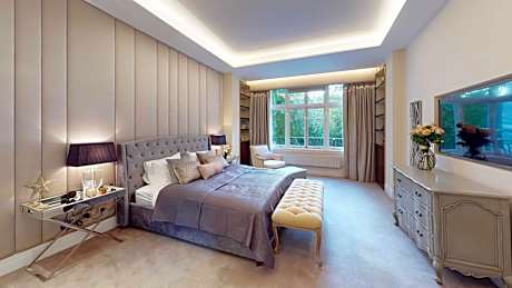 Four-Bedroom Luxury Apartment