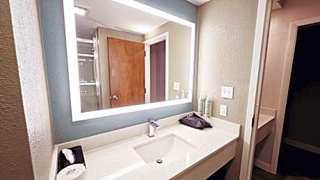 2 Double Mobility Accessible Bathtub Microwave Fridge Non-Smoking Full Breakfast