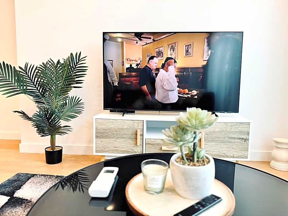 Chic 1BR Apt Urban Retreat Pool Parking Gym