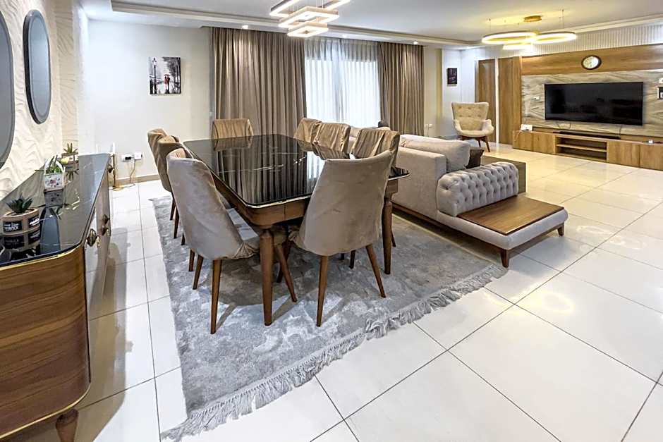 Calm & Classy 2BR - 5 min to Airport