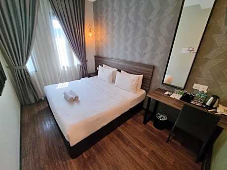 King Bed (with window)