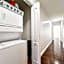Tropical Oasis - King Beds - Free Netflix & Parking - Fast Wi-Fi
