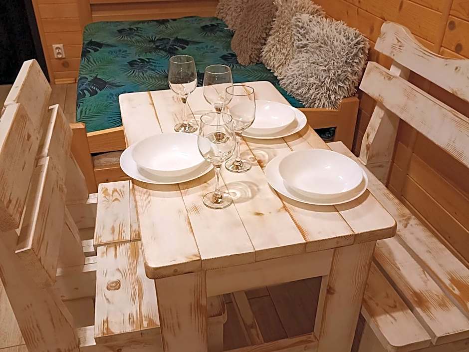 Domki i apartamenty nad jeziorem solińskim z basenem I widokiem na góry