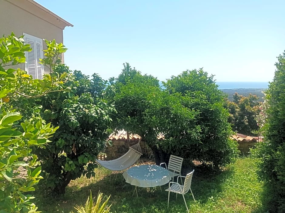 Chambres d'hôte A Caserella, Maison de village rénovée avec vue sur mer
