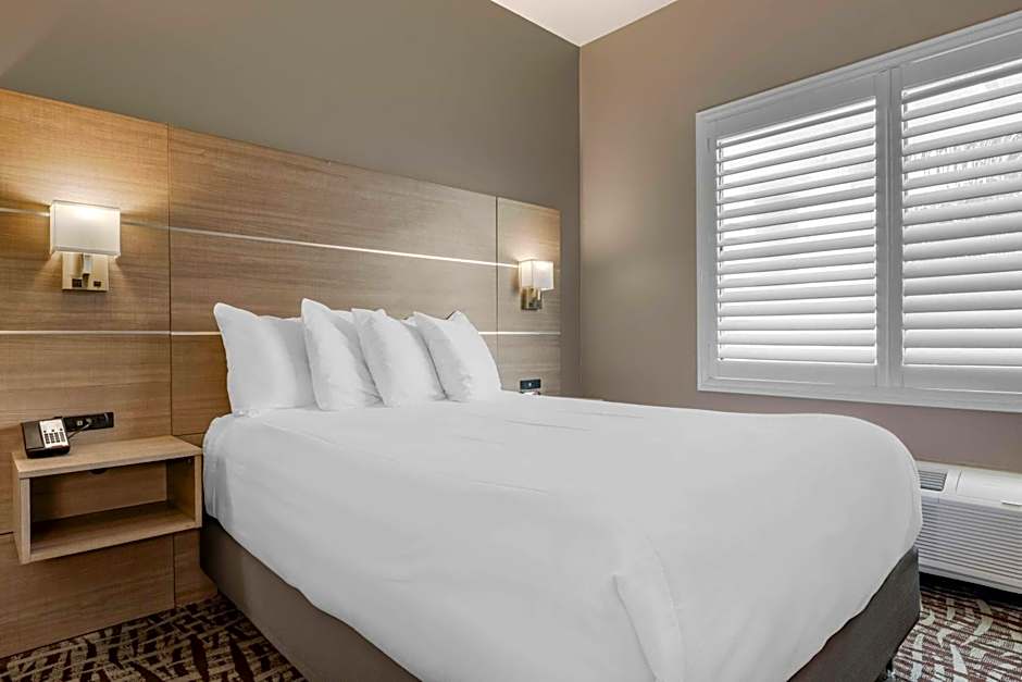 Best Western Plus Lake Elsinore Inn & Suites