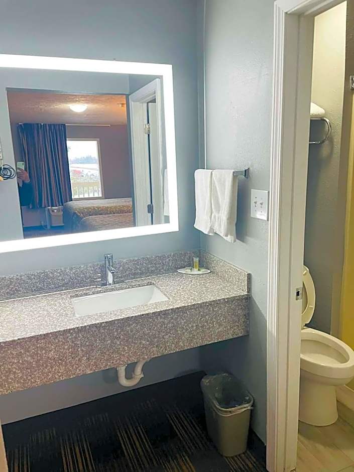 Travelodge by Wyndham Sellersburg / Louisville North