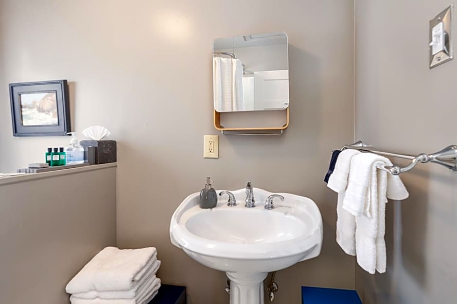 Nantucket Whale Inn, Half Moon Bay