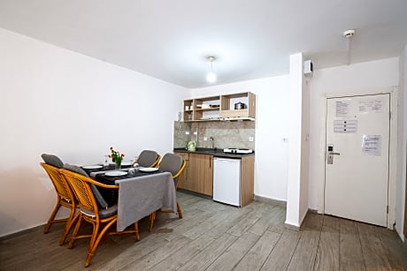 STUDIO ROOM ( SEMI BASEMENT )