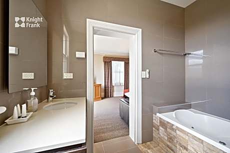 Queen Suite with Spa Bath - 5