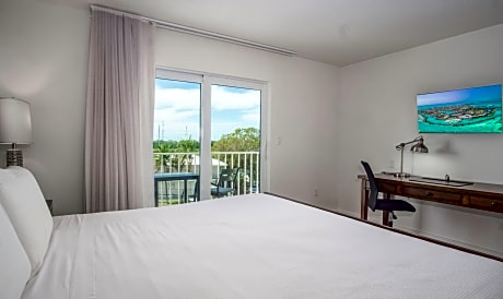 Accessible Deluxe 1 Bedroom King Suite with Balcony