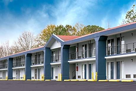 Super 8 by Wyndham Locust Grove