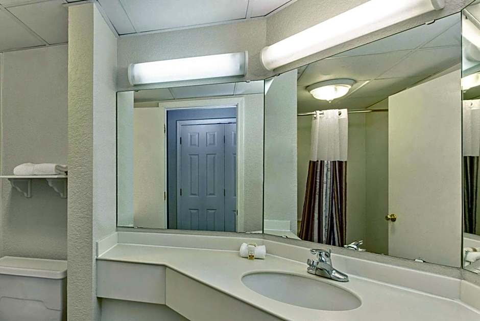 La Quinta Inn & Suites by Wyndham New Orleans Airport