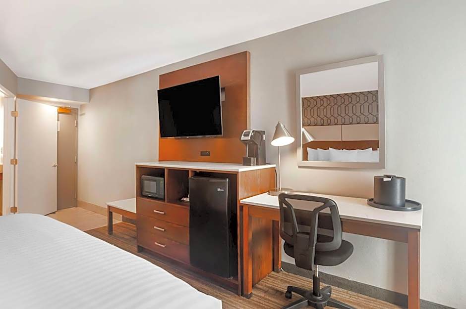 Best Western Plus Commerce Hotel