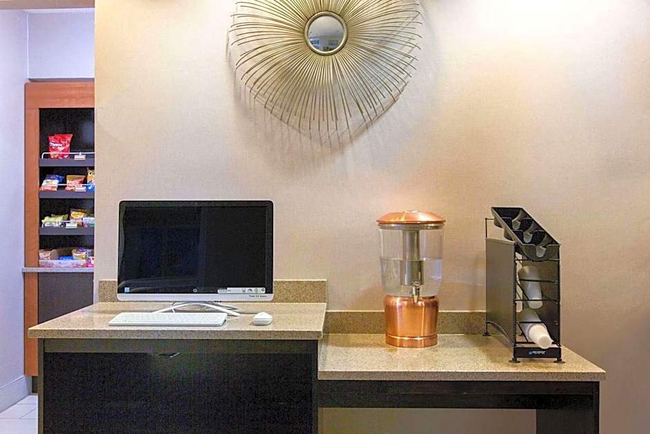 La Quinta Inn & Suites by Wyndham Lincoln