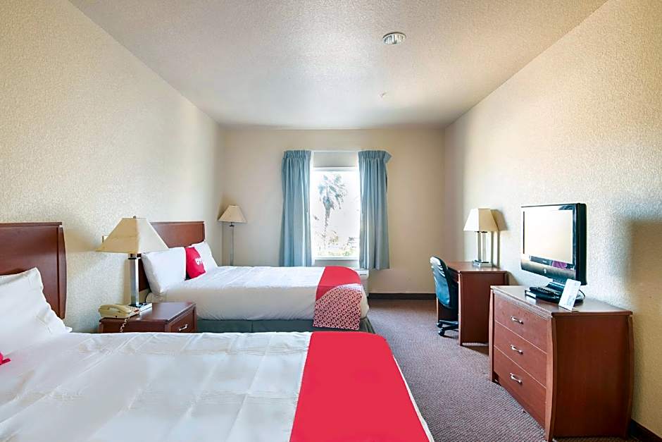 OYO Townhouse Clute Lake Jackson