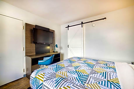 1 QUEEN BED | SMOKING