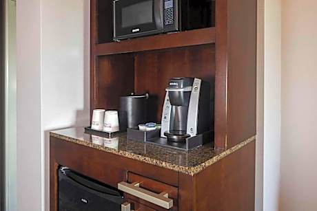 2 Queen Premium W/ Drinks Snacks W/ Microwave