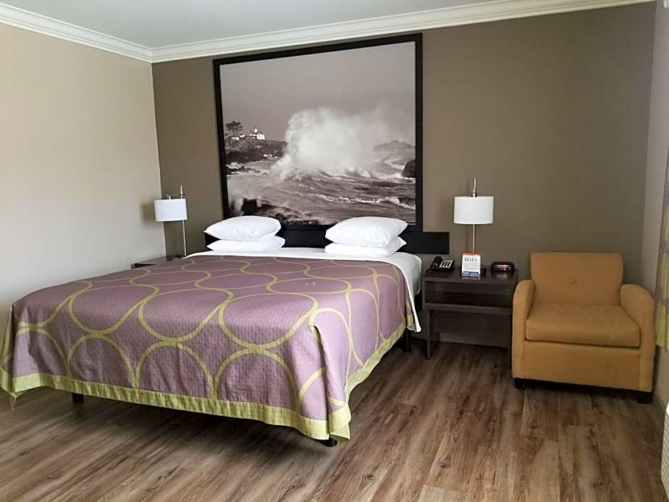 Super 8 by Wyndham Los Angeles-Culver City Area