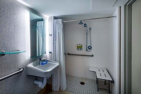 Queen Room with Two Queen Beds Hearing Accessible with Roll-In Shower - Non-Smoking