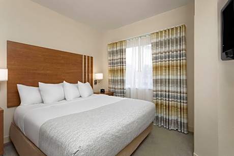 King Room with One King Bed and Bathtub with Grab Bars - Pool View - Accessible - Non-Smoking