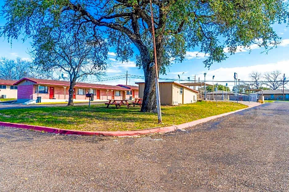 Capital O Hotel Beeville - US 181