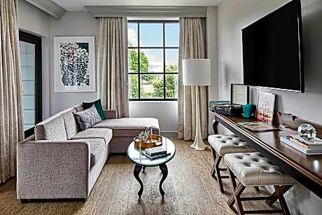 1 bedroom 2 room suite, 1 king, riverfront, balcony