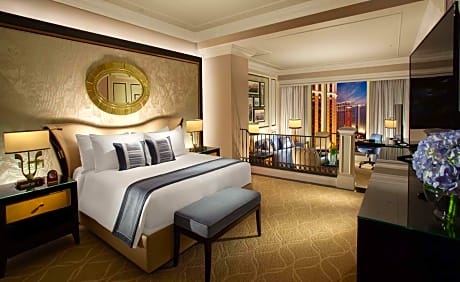 Royale Deluxe Suite - One King Bed