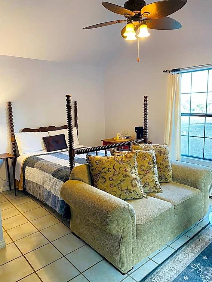 CHANTILLY LACE COUNTRY INN - BED AND BREAKFAST - ADULT ONLY