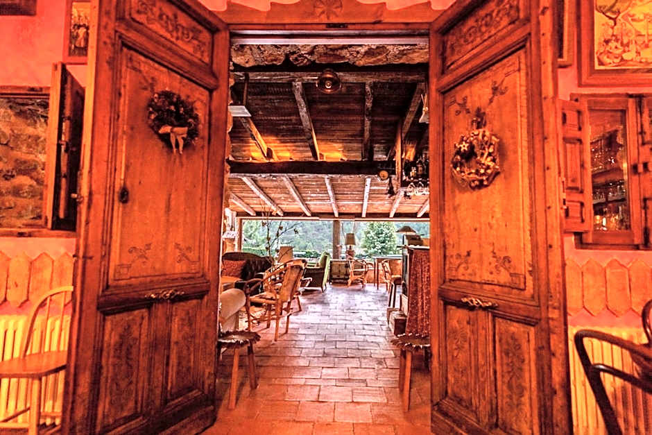 Hotel Royo Guarde-Puente Faco, junto al río Mundo