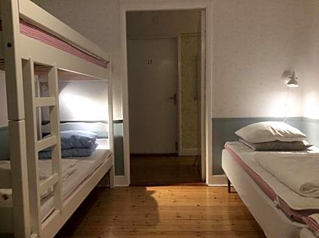 Family Room with Shared Bathroom (2 Adults + 2 Children)