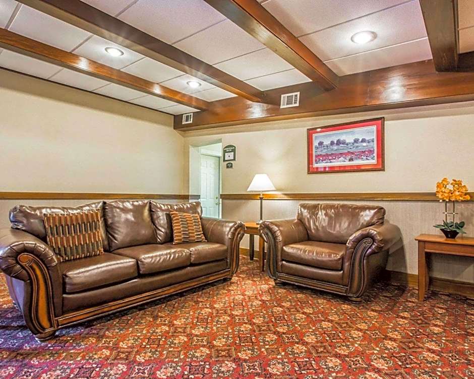 Clarion Inn & Suites At The Outlets Of Lake George