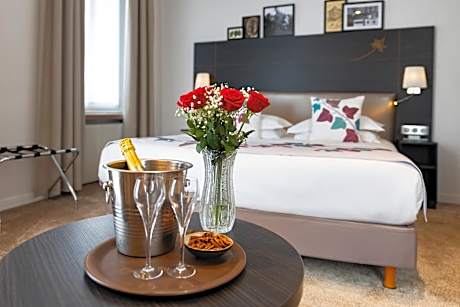 Large Premium Queen Room with Spa Bath - Non-Smoking