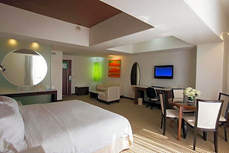 King Room with Roll-In Shower - Disability Access