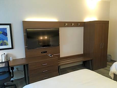 1 King Suite Sofa Comm Access Roll Shwr