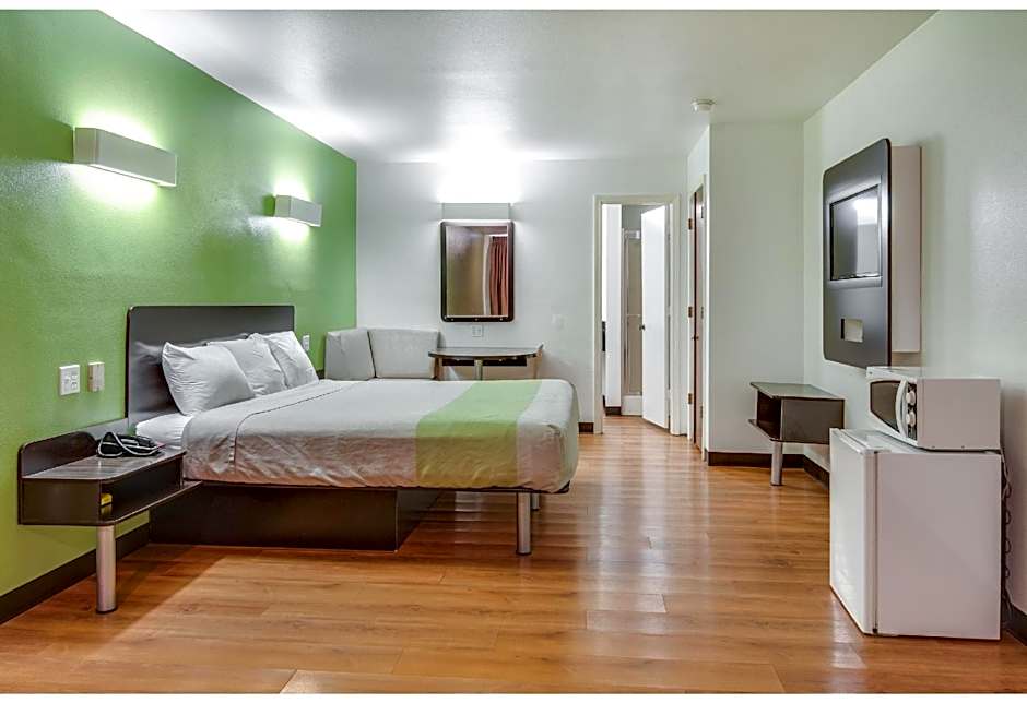 Photo 1 of 8 of 1 King Bed, Accessible, Smoking