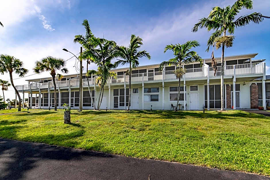 Captain's Table Hotel by Everglades Adventures